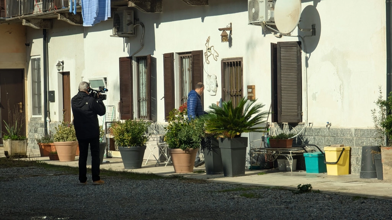 Le indagini dei carabinieri di Saronno sul luogo del delitto Le indagini dei carabinieri di Saronno sul luogo del delitto