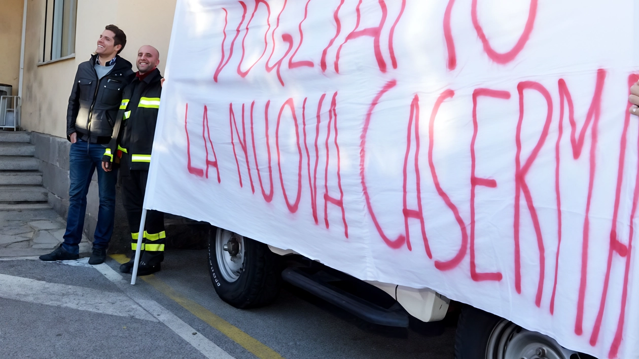 Una manifestazione con striscioni del personale. Oltre ad essere costretti a lavorare in una caserma superata, i. vigili del fuoco effettivi del comando sono sotto organico Una manifestazione con striscioni del personale. Oltre ad essere costretti a lavorare in una caserma superata, i. vigili del fuoco effettivi del comando sono sotto organico