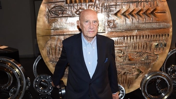 Morto Arnaldo Pomodoro, il celebre scultore delle sfere di bronzo: oggi avrebbe compiuto 99 anni