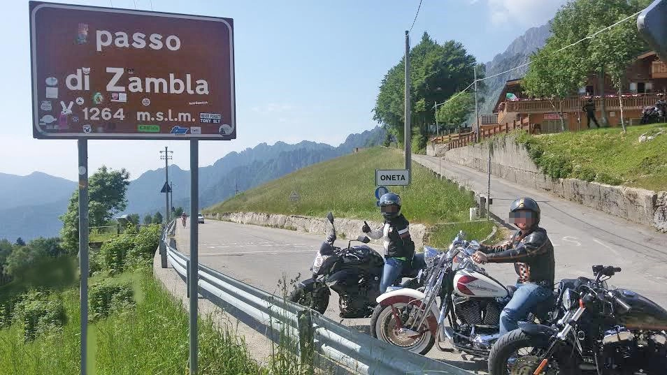 OLTRE IL COLLE (Bergamo) Il Passo di Zambla Alta come Imola. "Le moto sfrecciano come in gara anche in centro... OLTRE IL COLLE (Bergamo) Il Passo di Zambla Alta come Imola. "Le moto sfrecciano come in gara anche in centro...