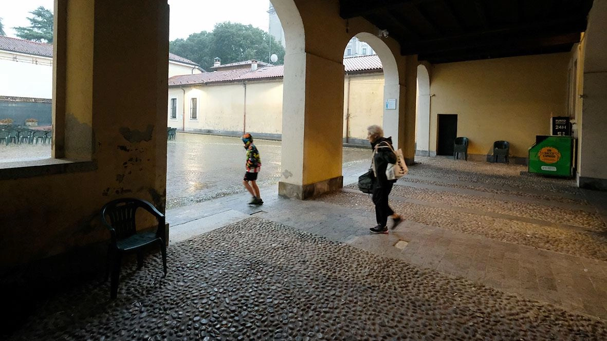 Villa Camperio, nel cuore del centro storico di Villasanta, è diventata bersaglio privilegiato di atti di vandalismo, degrado e maleducazione Villa Camperio, nel cuore del centro storico di Villasanta, è diventata bersaglio privilegiato di atti di vandalismo, degrado e maleducazione
