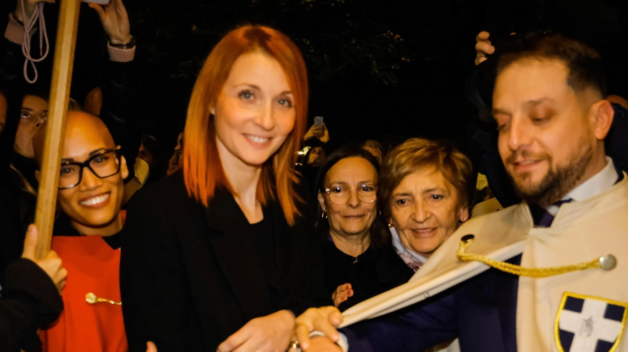 Contradaioli di San Martino a Legnano inaugurano nuova postazione Dae e maniero rinnovato grazie alla generosità della comunità. Acquistati tre defibrillatori per la sicurezza del territorio. Contradaioli di San Martino a Legnano inaugurano nuova postazione Dae e maniero rinnovato grazie alla generosità della comunità. Acquistati tre defibrillatori per la sicurezza del territorio.