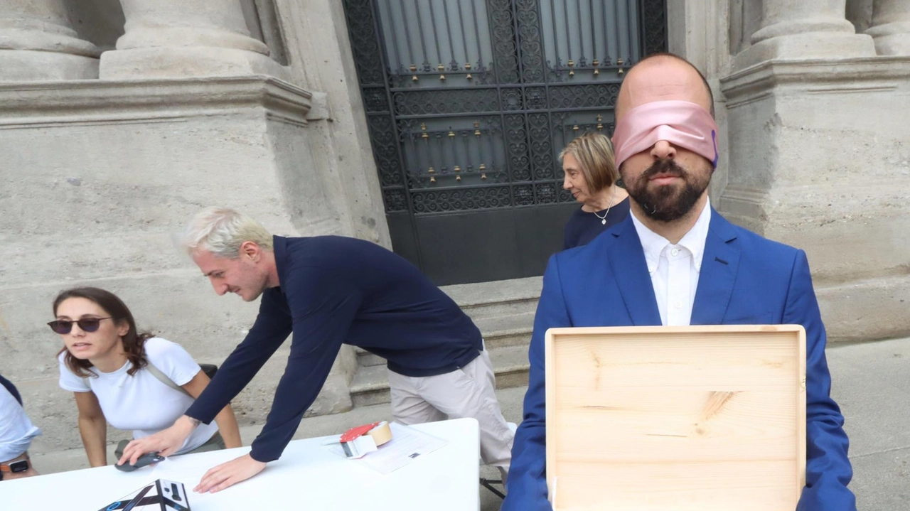 La protesta davanti a Palazzo Marino delle Famiglie Sospese La protesta davanti a Palazzo Marino delle Famiglie Sospese