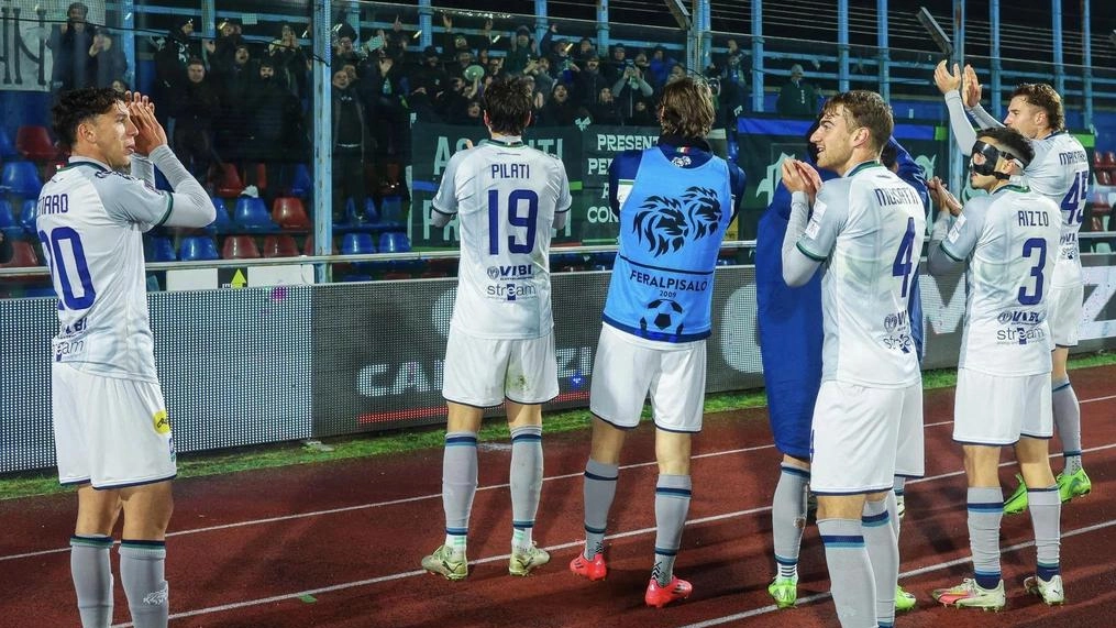 La FeralpiSalò celebra la vittoria a Lumezzane con i propri tifosi Per i verdeblù ora c’è un altro derby tra le mura di casa contro l’Alcione La FeralpiSalò celebra la vittoria a Lumezzane con i propri tifosi Per i verdeblù ora c’è un altro derby tra le mura di casa contro l’Alcione