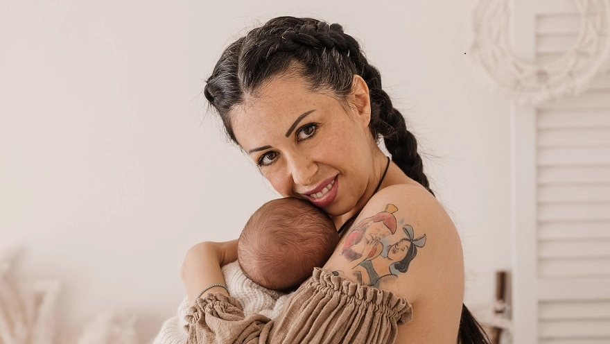 Serena Reali, 37 anni, il 5 aprile a Brescia ha dato alla luce Santiago, concepito grazie ad un percorso di fecondazione assistita in Spagna: in Italia è vietata alle single