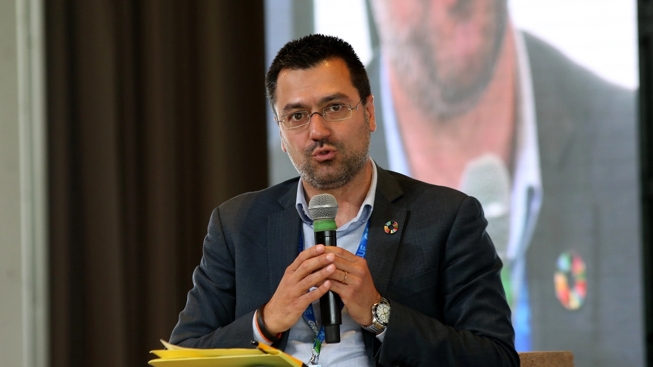 Il sindaco Lorenzo Radice il quale ha effettuato un sopralluogo nell’area di via Pontida che verrà riconvertita Il sindaco Lorenzo Radice il quale ha effettuato un sopralluogo nell’area di via Pontida che verrà riconvertita