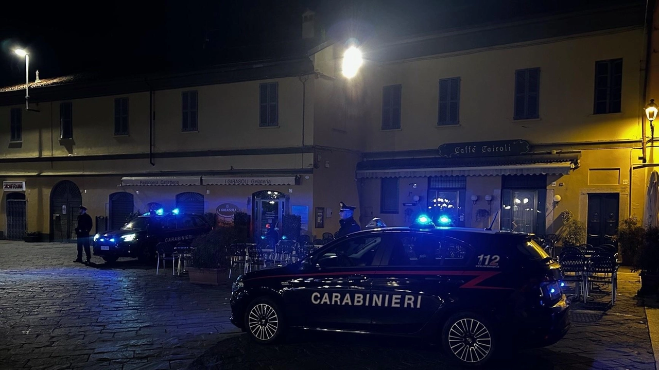Pattuglie dei carabinieri in piazza Cairoli a Codogno Pattuglie dei carabinieri in piazza Cairoli a Codogno