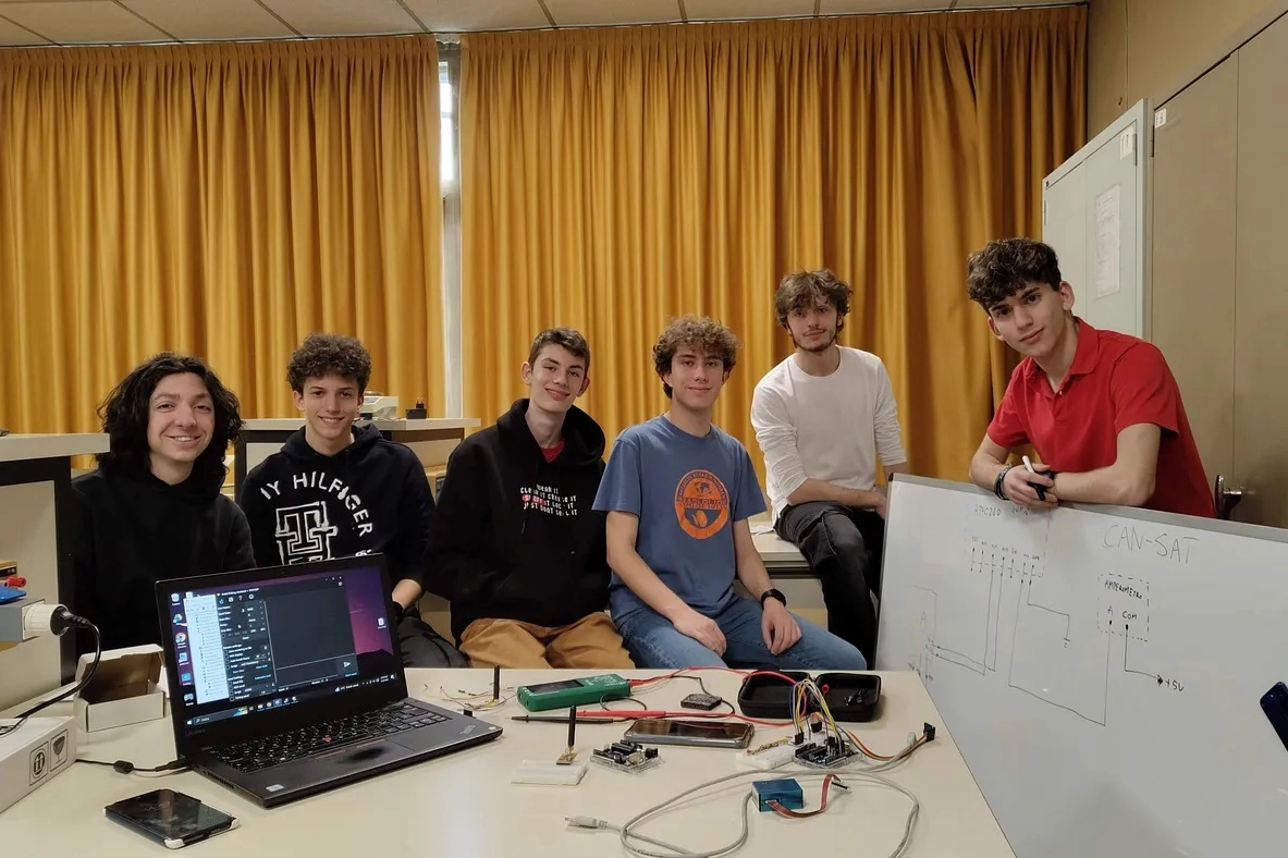 I ragazzi che hanno preso a parte al progetto vincente del mini satellite