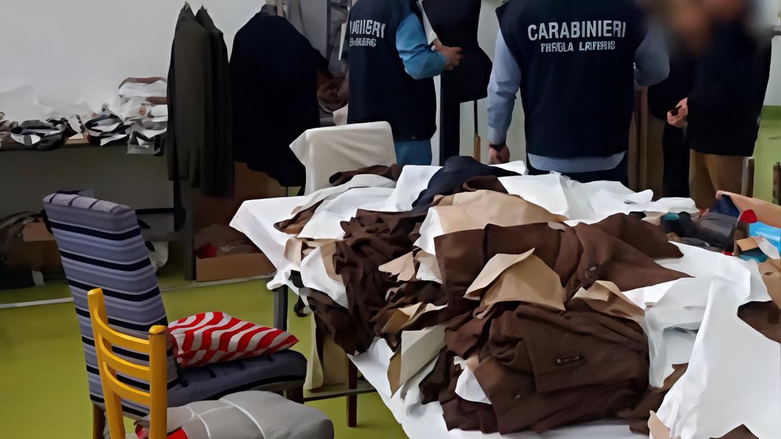 Lusso e caporalato, i racconti choc: "Ogni giorno tredici ore di lavoro. Mi hanno picchiato con un tubo" Lusso e caporalato, i racconti choc: "Ogni giorno tredici ore di lavoro. Mi hanno picchiato con un tubo"
