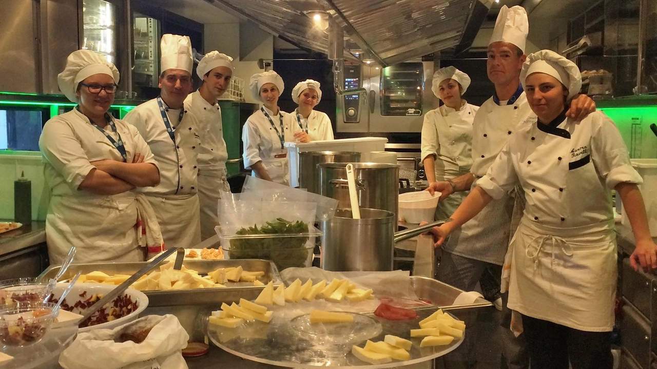 L’Its Academy agroalimentare è anche partner dell’Istituto professionale Crotto Caurga di Chiavenna (a lato gli studenti) e Apf Valtellina L’Its Academy agroalimentare è anche partner dell’Istituto professionale Crotto Caurga di Chiavenna (a lato gli studenti) e Apf Valtellina