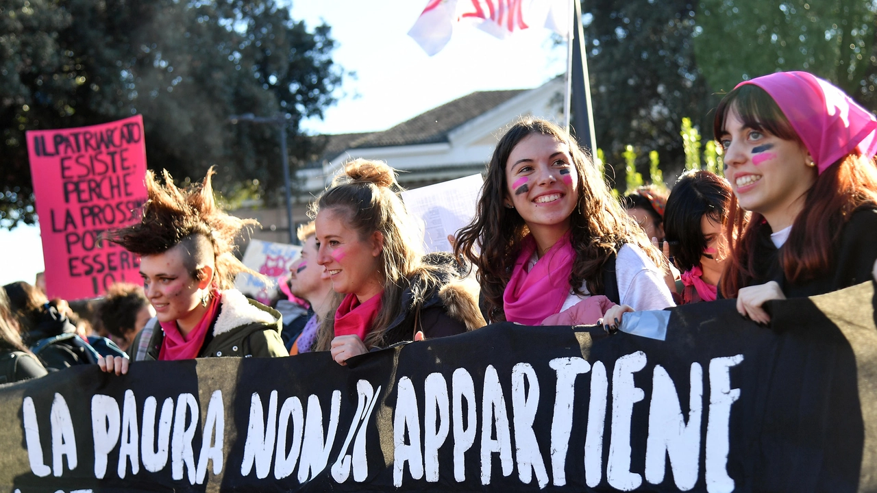 Manifestazione ’Non Una di Meno’ contro la violenza sulle donne (Foto archivio) Manifestazione ’Non Una di Meno’ contro la violenza sulle donne (Foto archivio)