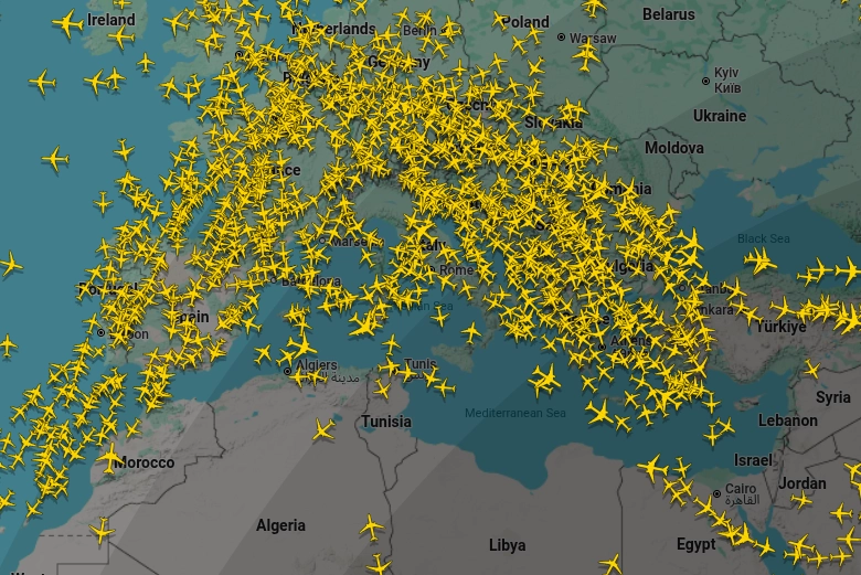 Un'immagine dei voli sull'Europa in cui è evidente la "no-fly zone" sul Nordovest dell'Italia