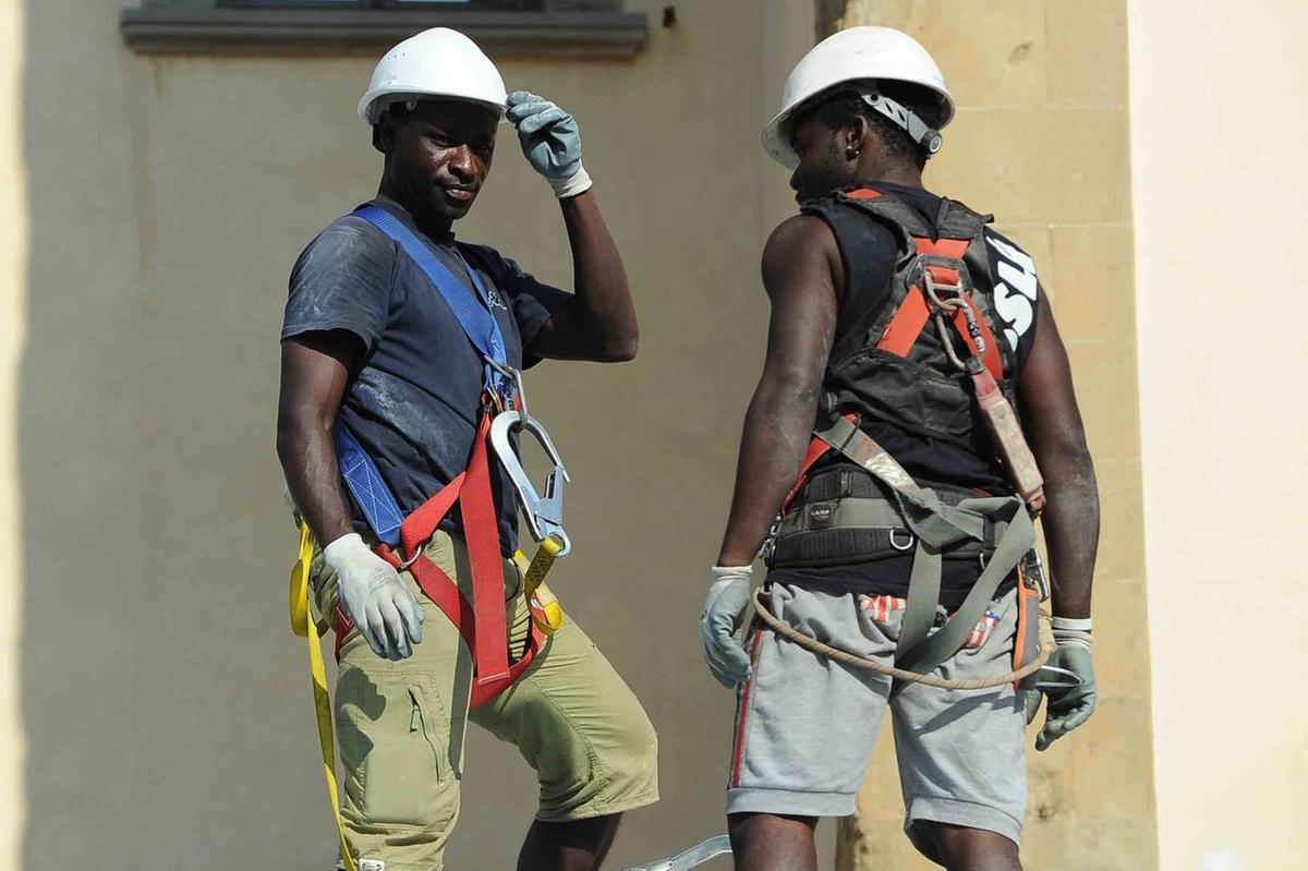 Via dai centri d’accoglienza e al lavoro in fabbrica come verniciatori e forgiatori: 8 rifugiati assunti dalle aziende varesine Via dai centri d’accoglienza e al lavoro in fabbrica come verniciatori e forgiatori: 8 rifugiati assunti dalle aziende varesine