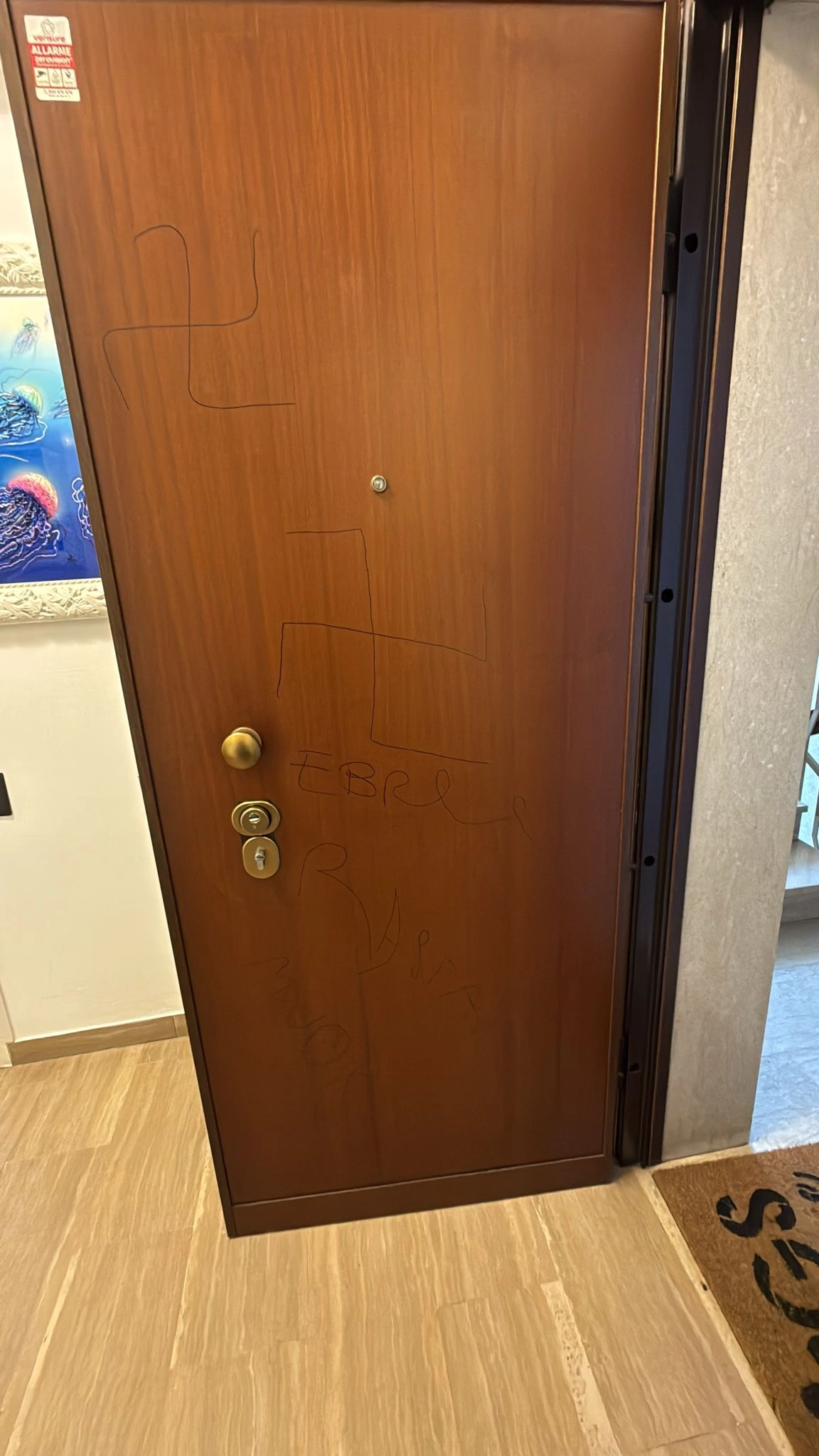 Le due svastiche disegnate sulla porta di casa: scoperta fatta da madre e figlia
