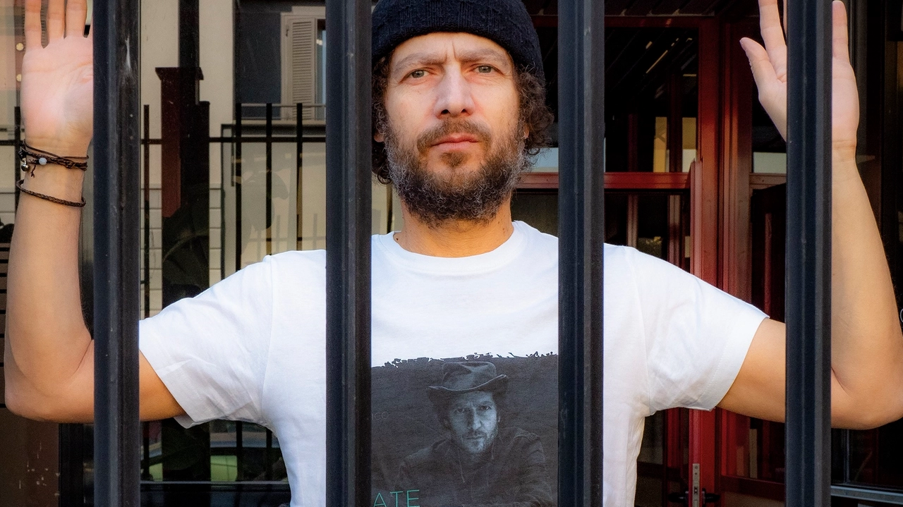 Tricarico, la resistenza dell’ironia: “Tornerà un tempo per la poesia. Supereremo questo momento così legato al nulla”