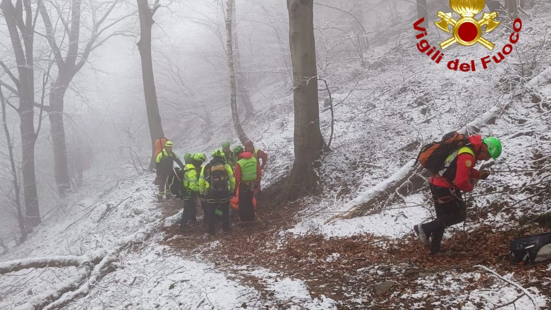 I soccorritori in azione a Orino I soccorritori in azione a Orino
