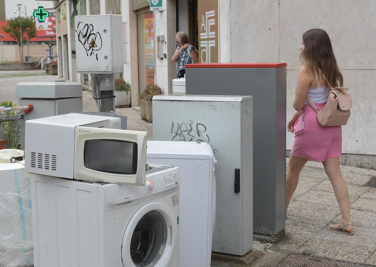 rifiuti in piazza sanzionato il responsabile