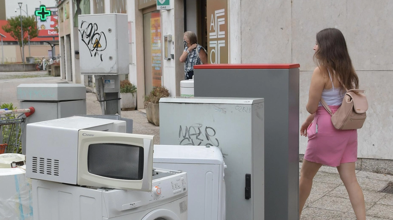Abbandono di rifiuti: individuato e sanzionato il responsabile. Negli scorsi giorni, la Polizia Locale di San Donato ha identificato... Abbandono di rifiuti: individuato e sanzionato il responsabile. Negli scorsi giorni, la Polizia Locale di San Donato ha identificato...