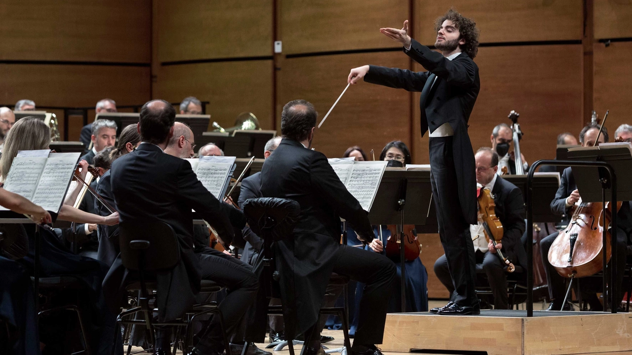 Il Maestro Emmanuel Tjeknavorian sul podio della Sinfonica di Milano, nell’Auditorium Fondazione Cariplo di largo Mahler Il Maestro Emmanuel Tjeknavorian sul podio della Sinfonica di Milano, nell’Auditorium Fondazione Cariplo di largo Mahler