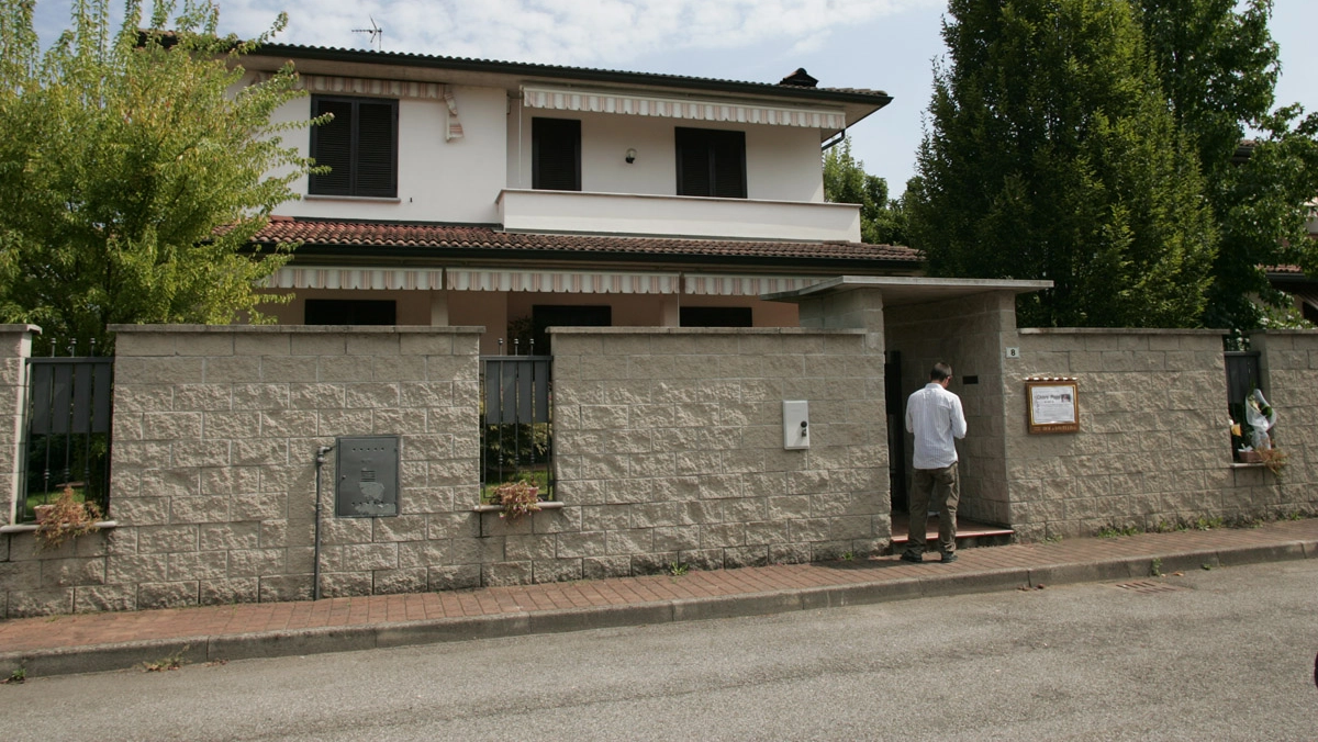 L'esterno della villa dove è avvenuto l'omicidio di Chiara Poggi (Foto Omnimilano)
