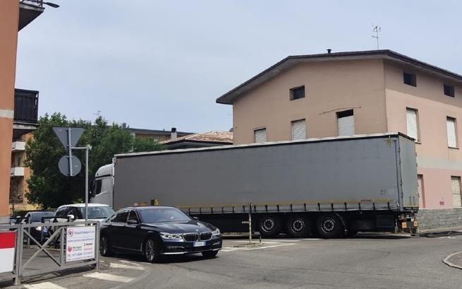 via picco off limits tir finisce incastrato nella piccola rotonda
