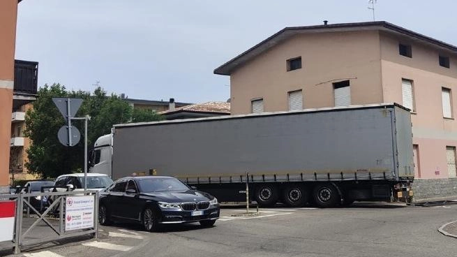 Primi guai a causa di via Picco chiusa per lavori. Ieri intorno alle 11 un lungo Tir che avrebbe dovuto... Primi guai a causa di via Picco chiusa per lavori. Ieri intorno alle 11 un lungo Tir che avrebbe dovuto...