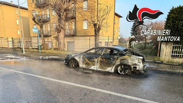 L'auto incendiata a Sermide L'auto incendiata a Sermide