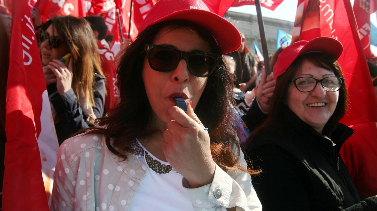 Lavoro al femminile: donne partecipano a una manifestazione sindacale (Archivio) Lavoro al femminile: donne partecipano a una manifestazione sindacale (Archivio)