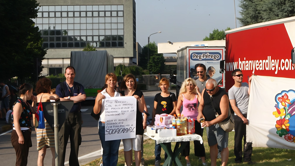 La protesta dei dipendenti della Peg Perego dopo l’annuncio dei novanta licenziamenti La protesta dei dipendenti della Peg Perego dopo l’annuncio dei novanta licenziamenti