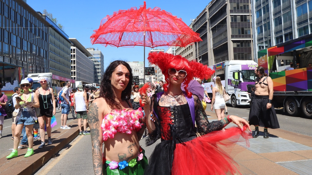Milano Pride 2025, il corteo parte dalla piazza davanti alla Stazione Centrale di Milano