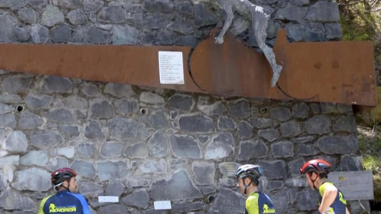 Il Mortirolo potrebbe presto diventare Mortirolo - Cima Pantani in onore del leggendario ciclista. L'iter burocratico procede, con il coinvolgimento dei comuni di Mazzo di Valtellina e Monno. Il Mortirolo potrebbe presto diventare Mortirolo - Cima Pantani in onore del leggendario ciclista. L'iter burocratico procede, con il coinvolgimento dei comuni di Mazzo di Valtellina e Monno.