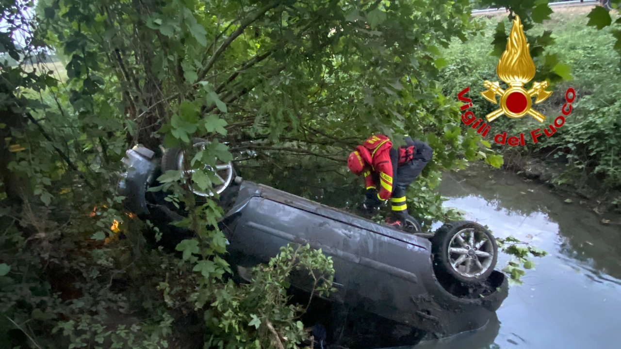 Perde il controllo dell’auto e si ribalta nella roggia Mora: morto sul colpo un 44enne (foto archivio) Perde il controllo dell’auto e si ribalta nella roggia Mora: morto sul colpo un 44enne (foto archivio)