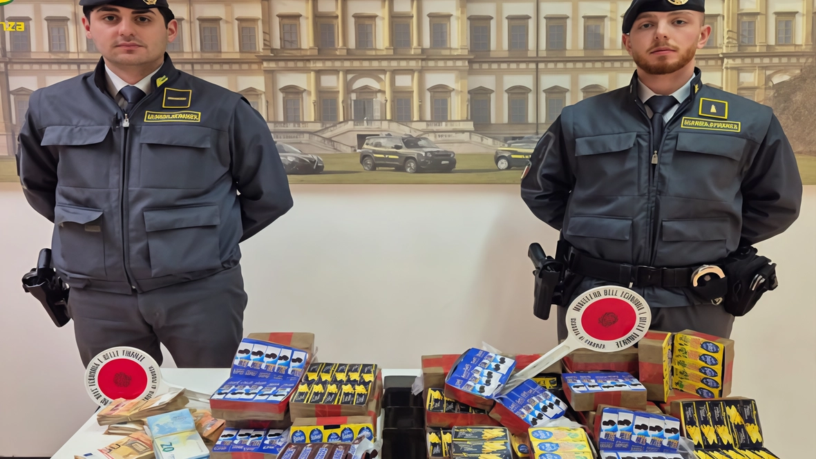 Sorpreso lo scambio di merce nel quartiere San Fruttuoso. Arrestati tre uomini, in auto anche 25.500 euro in contanti. Sorpreso lo scambio di merce nel quartiere San Fruttuoso. Arrestati tre uomini, in auto anche 25.500 euro in contanti.