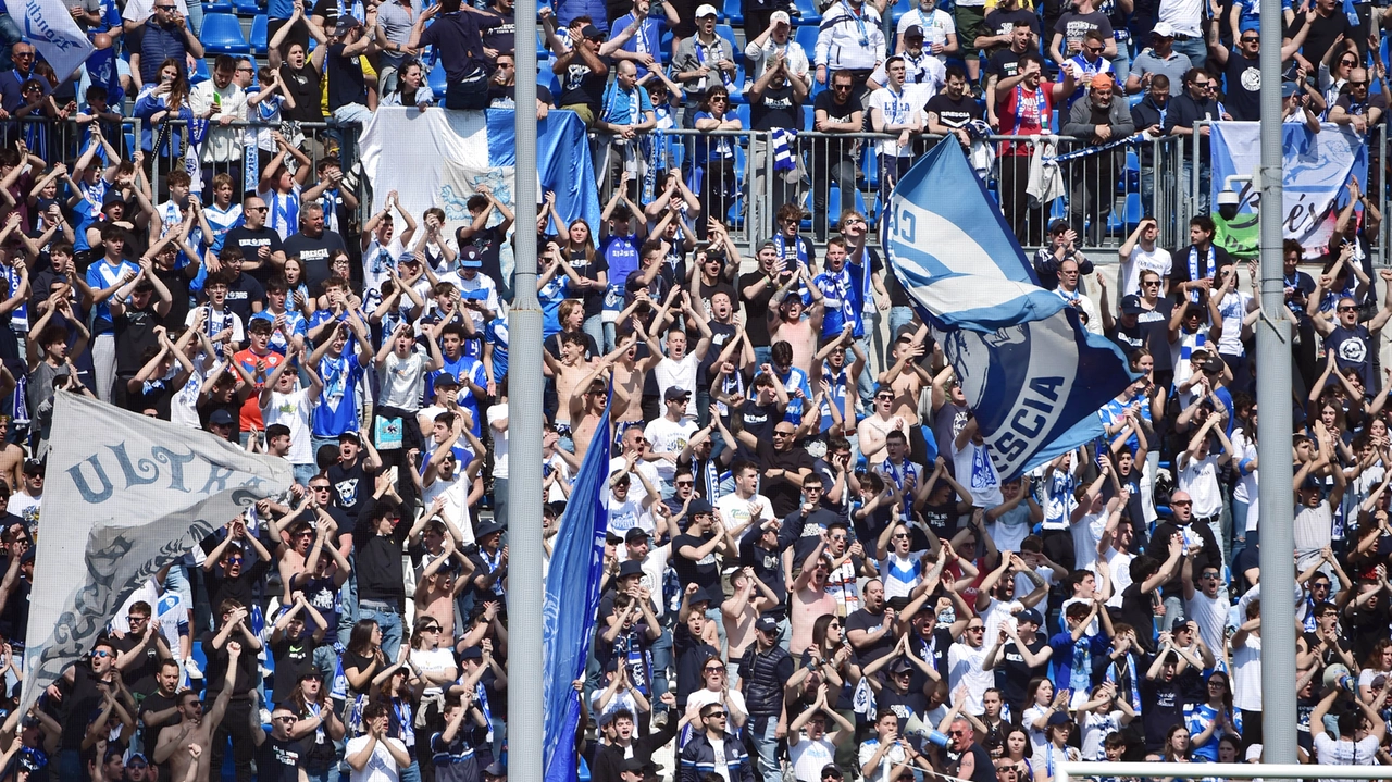 Tifosi del Brescia (foto di archivio) Tifosi del Brescia (foto di archivio)