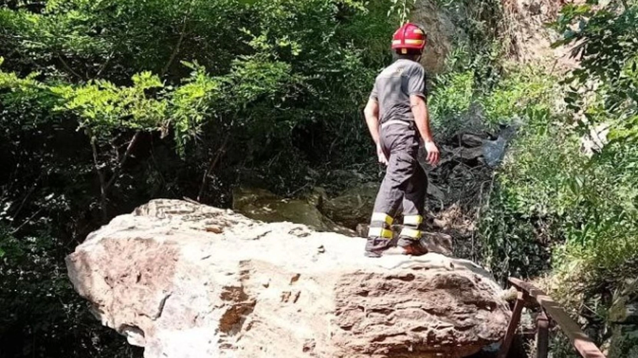 A Dervio, lavori intensi per riaprire sentiero frana a Pianezzo. Evacuati alcuni villeggianti, altri restano in attesa. Comune priorità alla sicurezza con spesa di 70mila euro. A Dervio, lavori intensi per riaprire sentiero frana a Pianezzo. Evacuati alcuni villeggianti, altri restano in attesa. Comune priorità alla sicurezza con spesa di 70mila euro.