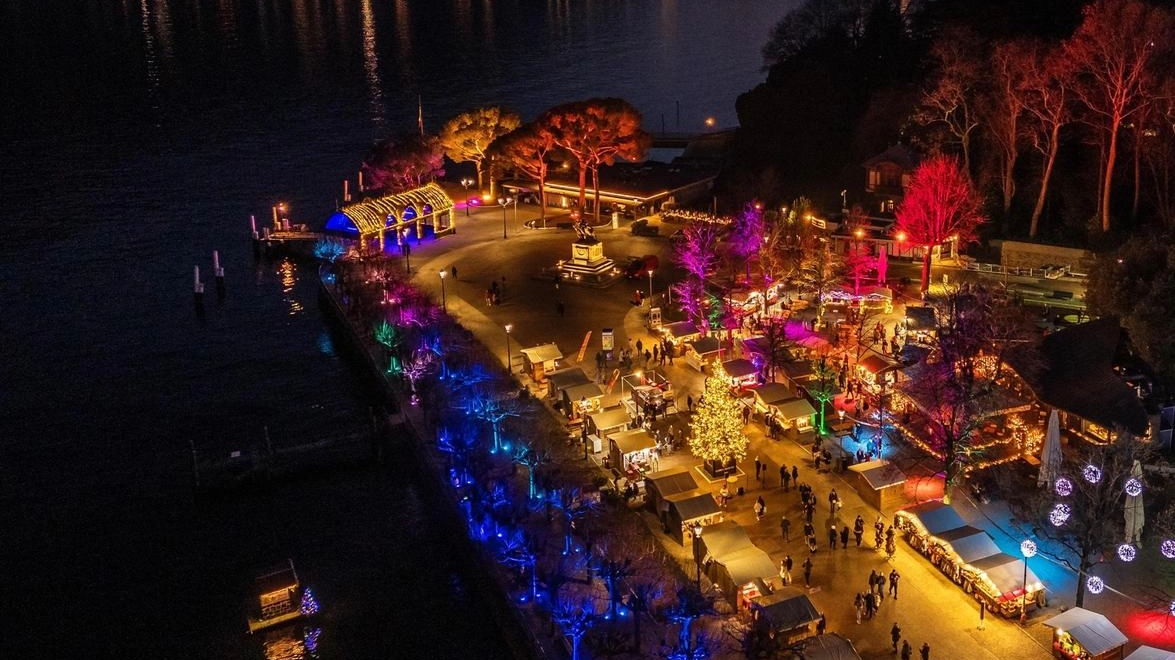La magia natalizia di Cernobbio si manifesta a Villa Bernasconi e nel paese con eventi e iniziative fino al 6 gennaio: mercatini, concerti, spettacoli e laboratori creativi per un'esperienza incantata. La magia natalizia di Cernobbio si manifesta a Villa Bernasconi e nel paese con eventi e iniziative fino al 6 gennaio: mercatini, concerti, spettacoli e laboratori creativi per un'esperienza incantata.