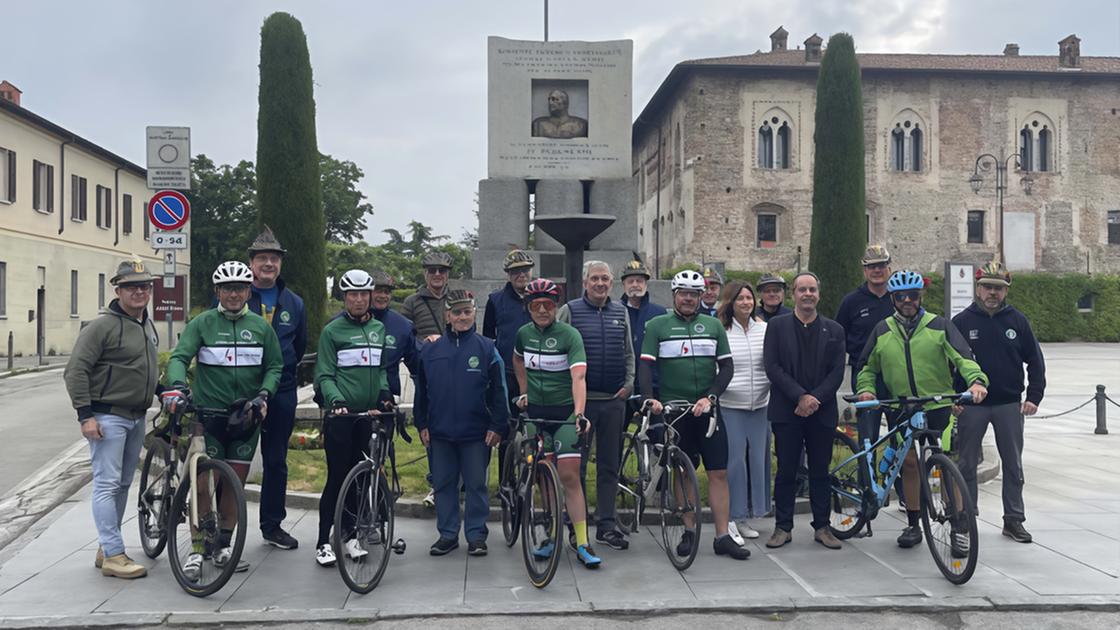Gli Alpini in bici per 660 km fanno tappa in città Gli Alpini in bici per 660 km fanno tappa in città