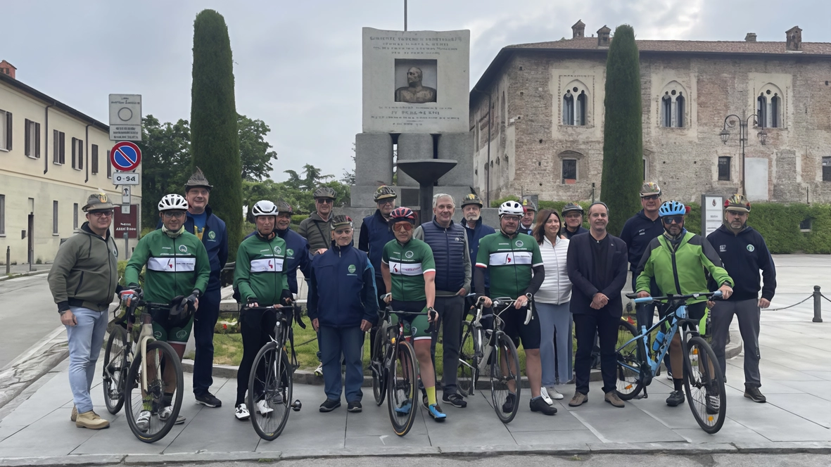 Gli Alpini in bici per 660 km fanno tappa in città