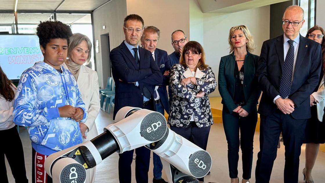 Il ministro Valditara in visita alle scuole Il ministro Valditara in visita alle scuole