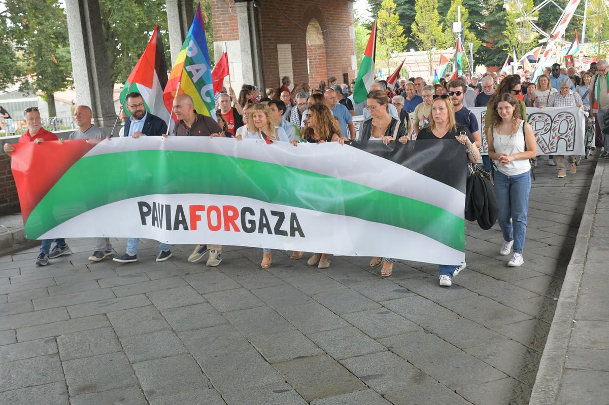 Pavia, in 400 in piazza con la Cgil per Gaza e la Global Sumud Flotilla Pavia, in 400 in piazza con la Cgil per Gaza e la Global Sumud Flotilla