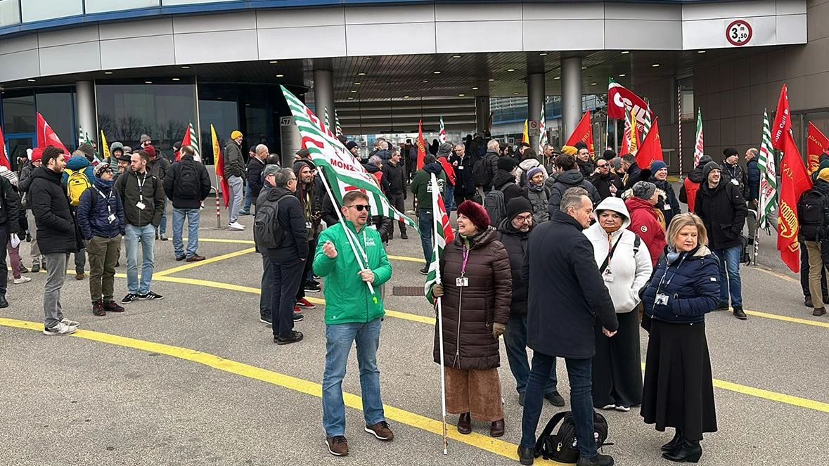 I lavoratori della St di Agrate: lunedì e martedì ci sono state 4 ore di sciopero I lavoratori della St di Agrate: lunedì e martedì ci sono state 4 ore di sciopero