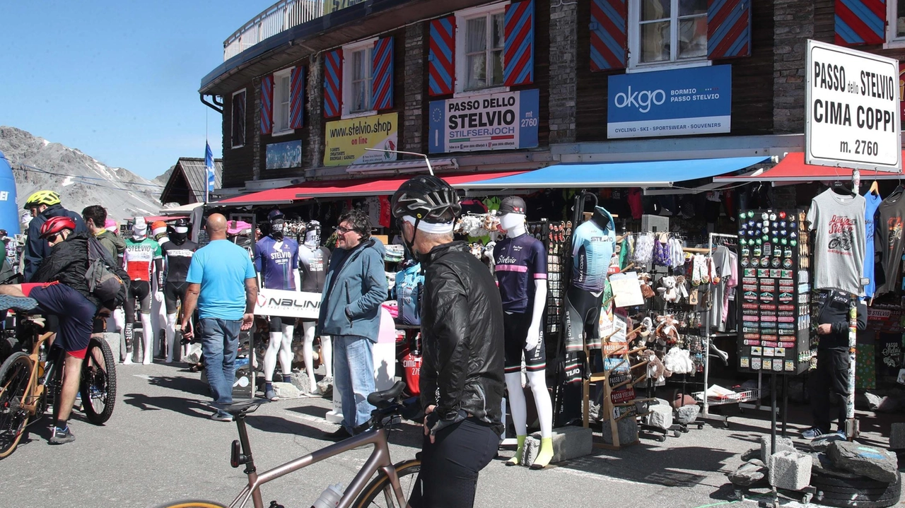 Ciclisti e pedoni hanno raggiunto la Cima Coppi da entrambi i versanti lungo il passo dello Stelvio Ciclisti e pedoni hanno raggiunto la Cima Coppi da entrambi i versanti lungo il passo dello Stelvio