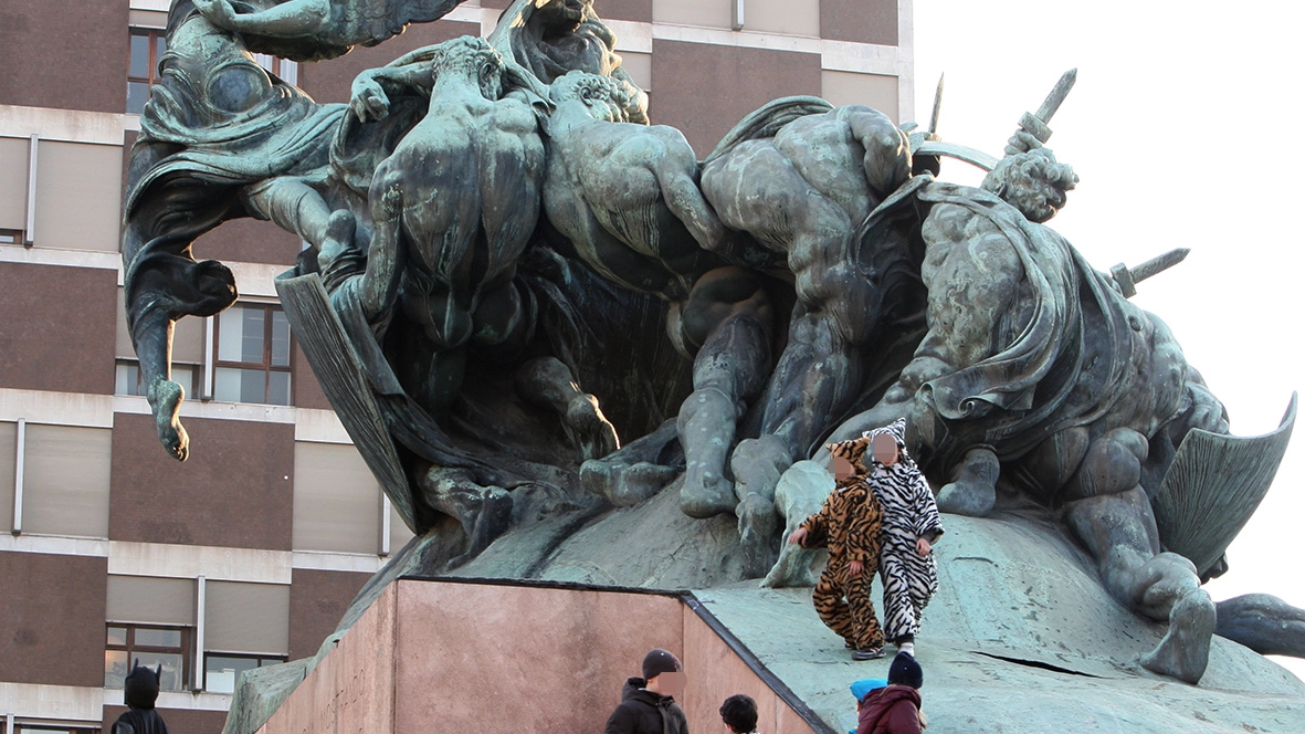 I ragazzi si arrampicano sul Monumento ai Caduti nel cuore di Monza I ragazzi si arrampicano sul Monumento ai Caduti nel cuore di Monza