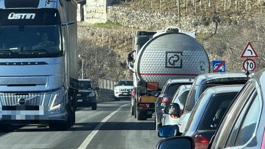 La coda sulla tangenziale di Sondrio. I mezzi a passo d’uomo con direzione Lecco-Milano La coda sulla tangenziale di Sondrio. I mezzi a passo d’uomo con direzione Lecco-Milano