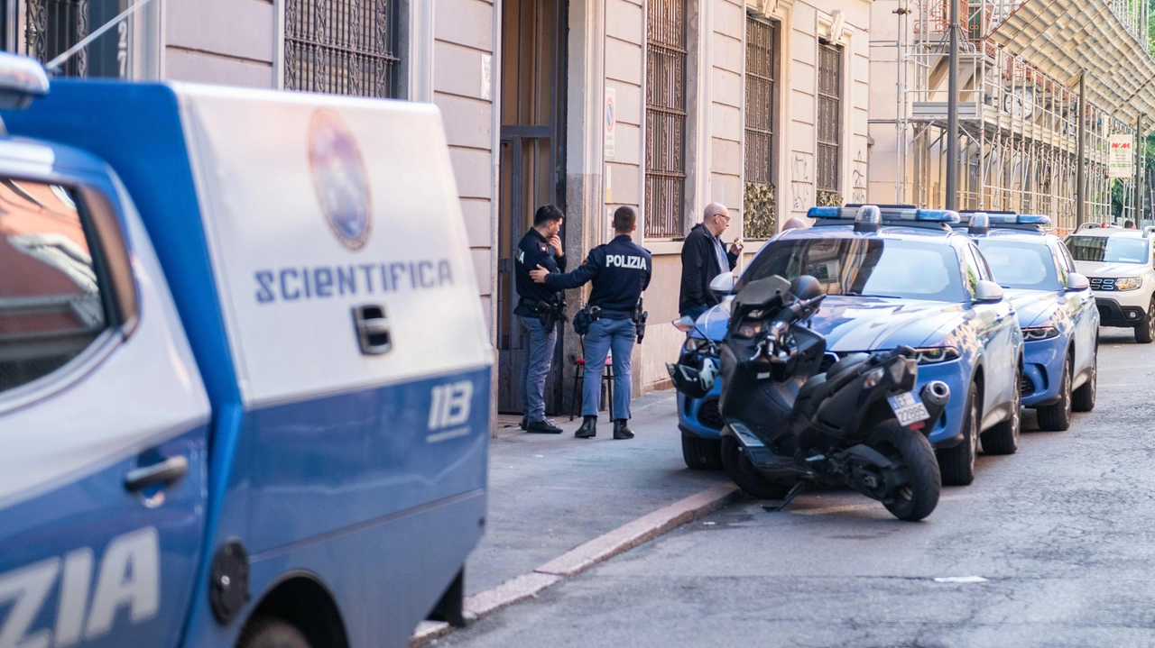 La polizia in via Verro a Milano, davanti al palazzo dove è avvenuto l’omicidio dell’82enne La polizia in via Verro a Milano, davanti al palazzo dove è avvenuto l’omicidio dell’82enne