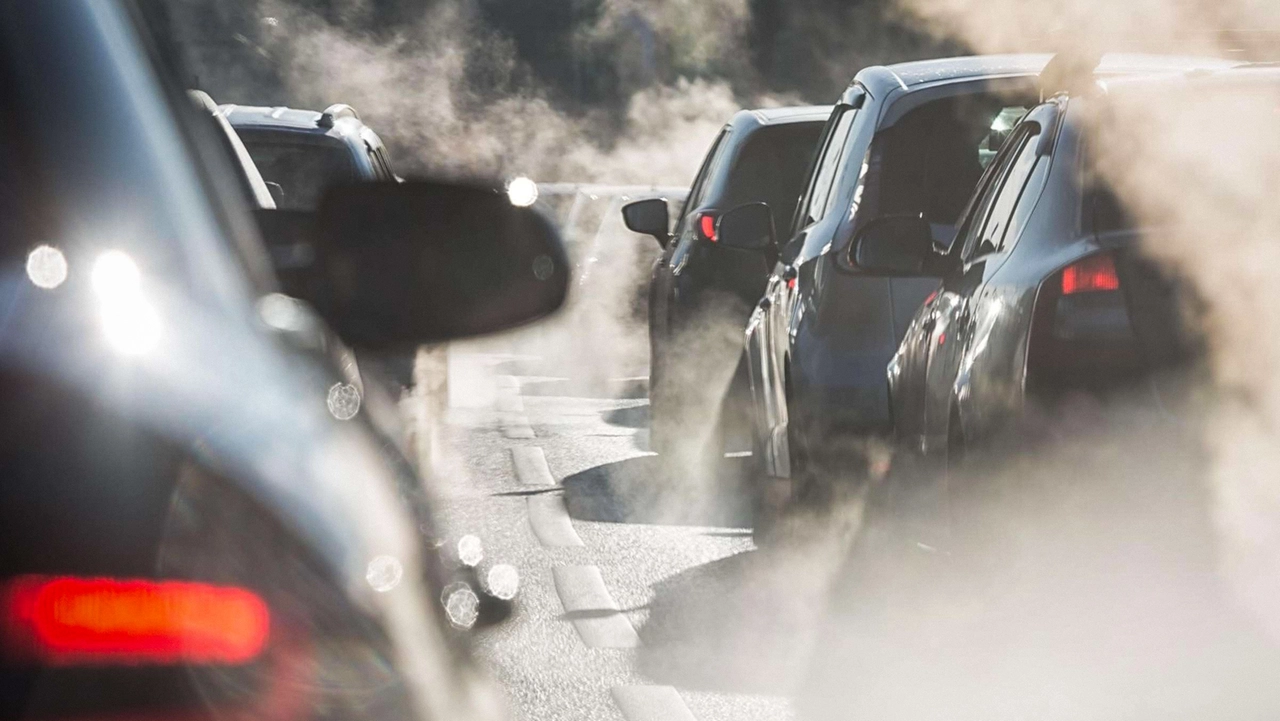 Il blocco della circolazione delle auto diesel Euro 5 è motivato dalla volontà di ridurre l'inquinamento ambientale Il blocco della circolazione delle auto diesel Euro 5 è motivato dalla volontà di ridurre l'inquinamento ambientale