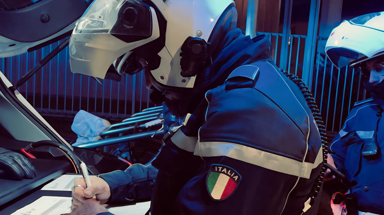 L’autista parcheggiato in via Marina è stato sanzionato dagli agenti della polizia locale con una multa di 173 euro (Immagine d'archivio)