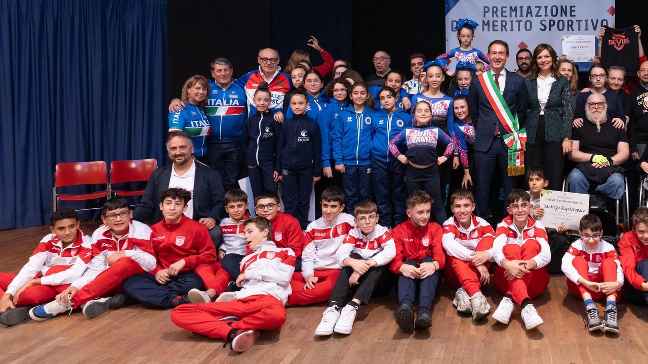 Sommario: A Sesto San Giovanni premiati oltre 80 atleti per i successi ottenuti nella stagione sportiva 2023-2024, celebrando l'impegno e la passione per lo sport della comunità locale. Sommario: A Sesto San Giovanni premiati oltre 80 atleti per i successi ottenuti nella stagione sportiva 2023-2024, celebrando l'impegno e la passione per lo sport della comunità locale.