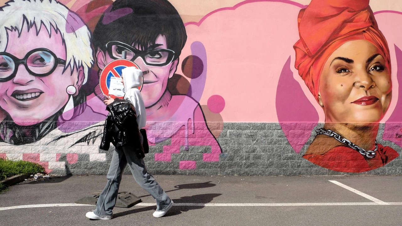 Un nuovo murale arricchisce il "piazzale delle donne" in via Emilia. Accanto ai volti di Franca Rame e Franca Valeri,...