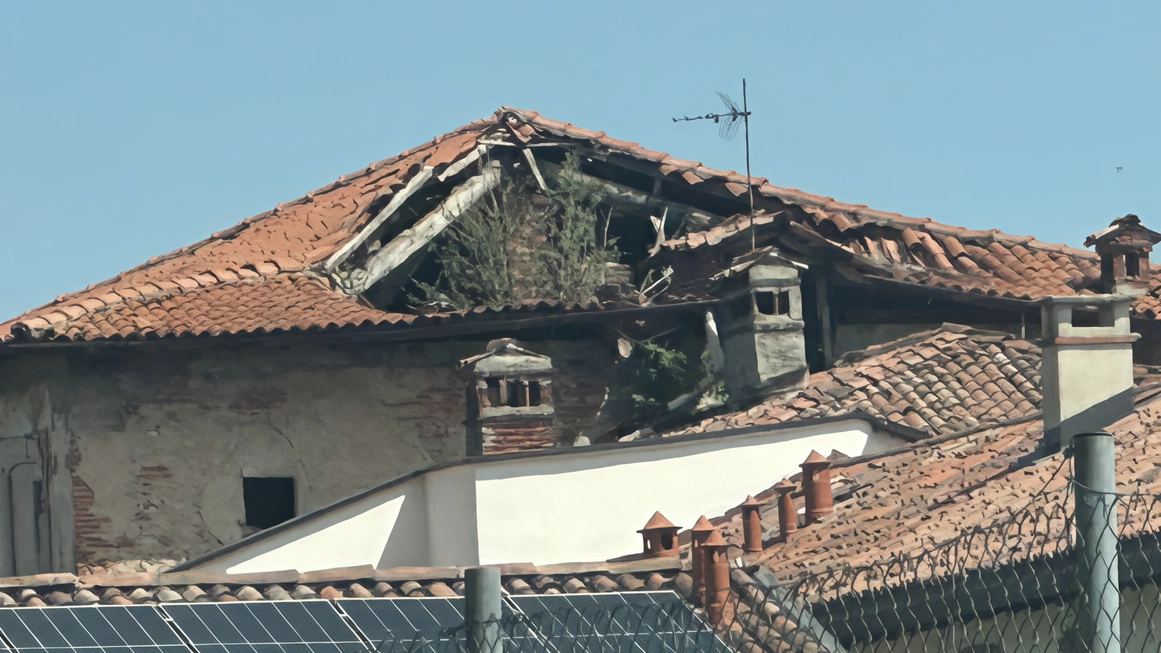Il tetto del corpo centrale di Villa Agnesi parzialmente crollato L’edificio attende un restauro